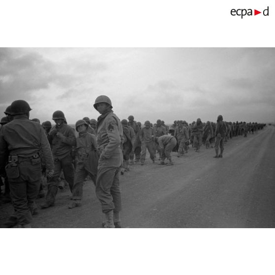 En Tunisie, une colonne de prisonniers américains sous la garde de fantassins allemands.