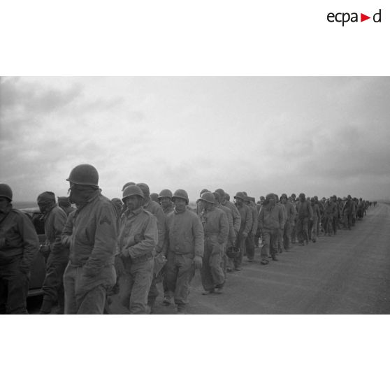 En Tunisie, une colonne de prisonniers américains sous la garde de fantassins allemands.