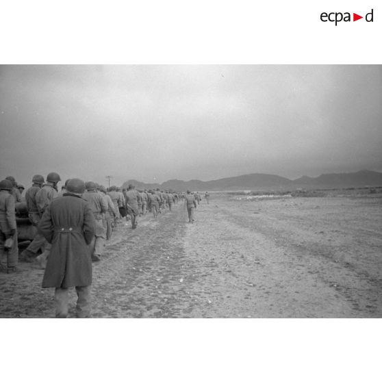 En Tunisie, une colonne de prisonniers américains sous la garde de fantassins allemands.