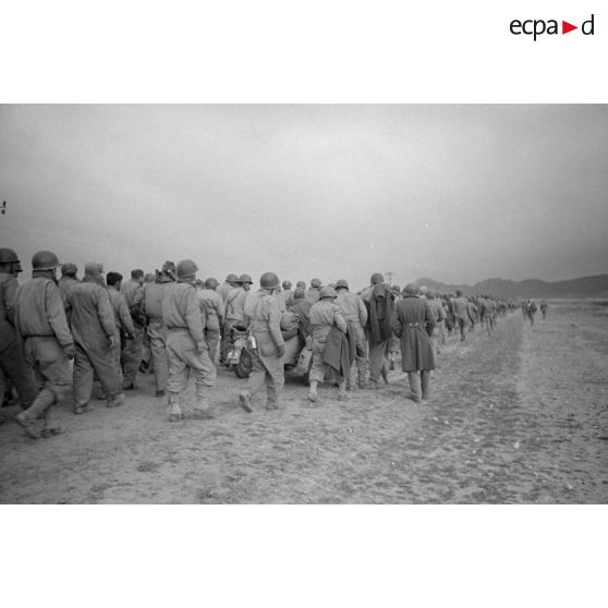 En Tunisie, une colonne de prisonniers américains sous la garde de fantassins allemands.