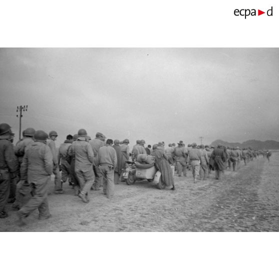En Tunisie, une colonne de prisonniers américains sous la garde de fantassins allemands.