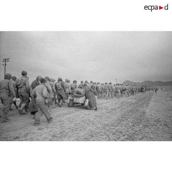En Tunisie, une colonne de prisonniers américains sous la garde de fantassins allemands.