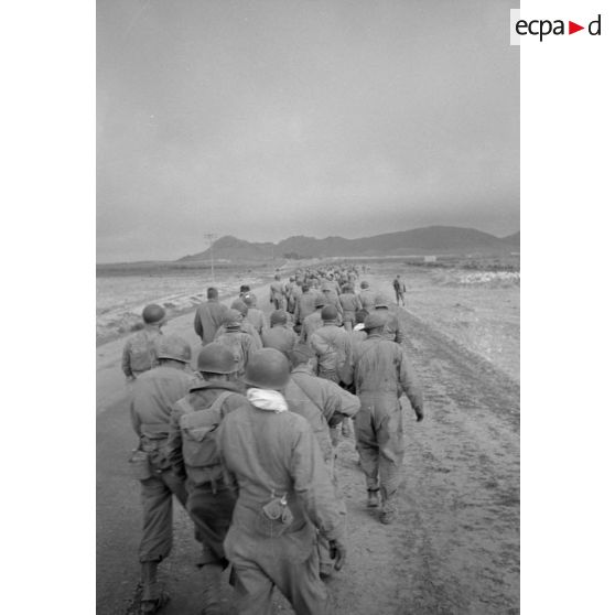 En Tunisie, une colonne de prisonniers américains sous la garde de fantassins allemands.