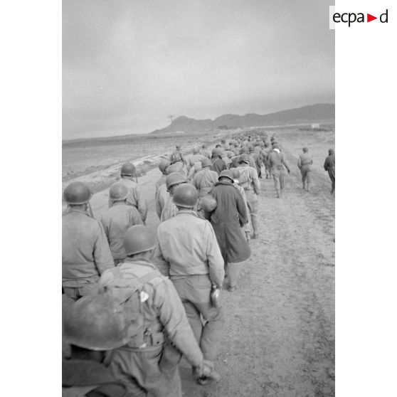 En Tunisie, une colonne de prisonniers américains sous la garde de fantassins allemands.