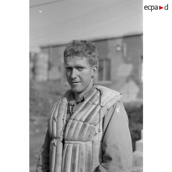 Un prisonnier américain revêtu d'un gilet de sauvetage allemand.