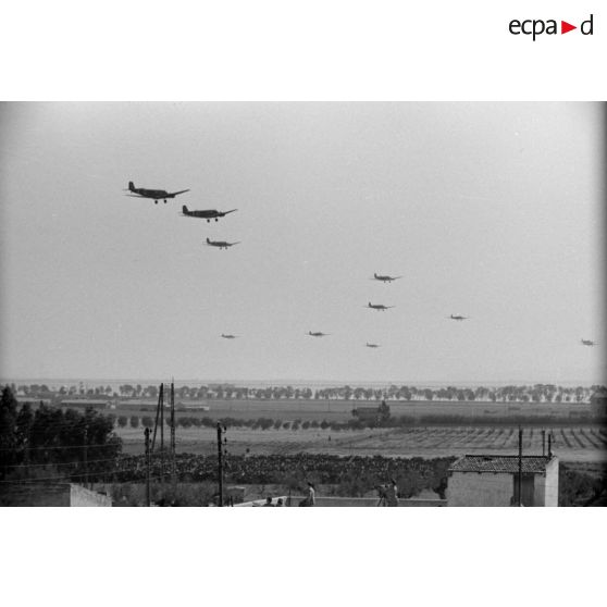 Dans les environs de Tabarka (Tunisie), le survol d'avions de transport Junkers Ju-52.