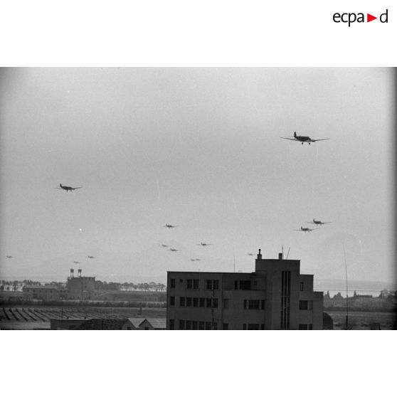 Dans les environs de Tabarka (Tunisie), le survol d'avions de transport Junkers Ju-52.