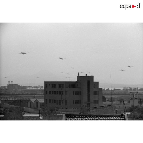 Dans les environs de Tabarka (Tunisie), le survol d'avions de transport Junkers Ju-52.