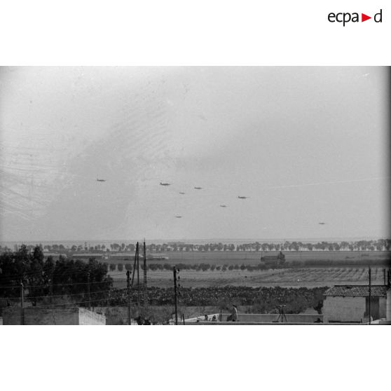 Dans les environs de Tabarka (Tunisie), le survol d'avions de transport Junkers Ju-52.