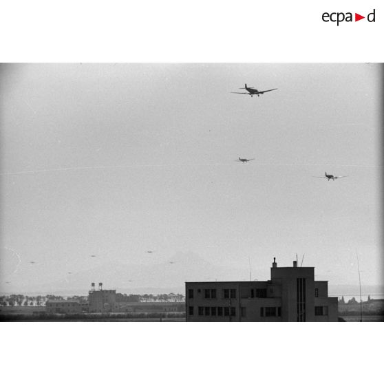 Dans les environs de Tabarka (Tunisie), le survol d'avions de transport Junkers Ju-52.