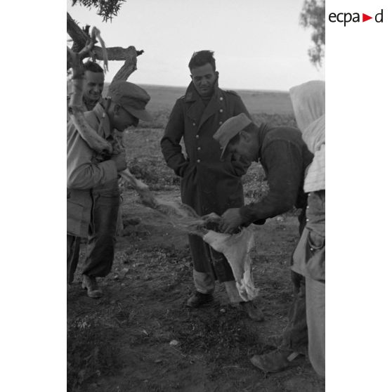 En Tunisie dans les environs du terrain d'aviation d'El Aouina, la préparation d'un repas au sein de positions de l'armée de l'air allemande.