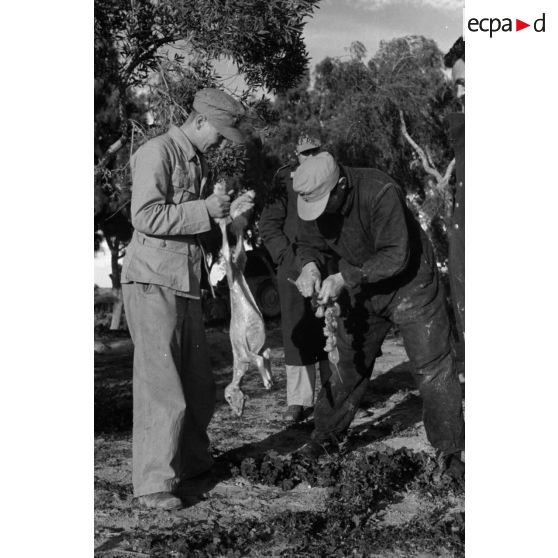 En Tunisie dans les environs du terrain d'aviation d'El Aouina, la préparation d'un repas au sein de positions de l'armée de l'air allemande.