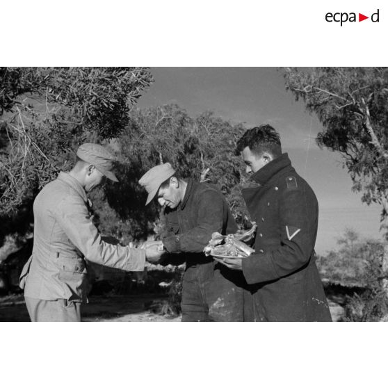 En Tunisie dans les environs du terrain d'aviation d'El Aouina, la préparation d'un repas au sein de positions de l'armée de l'air allemande.