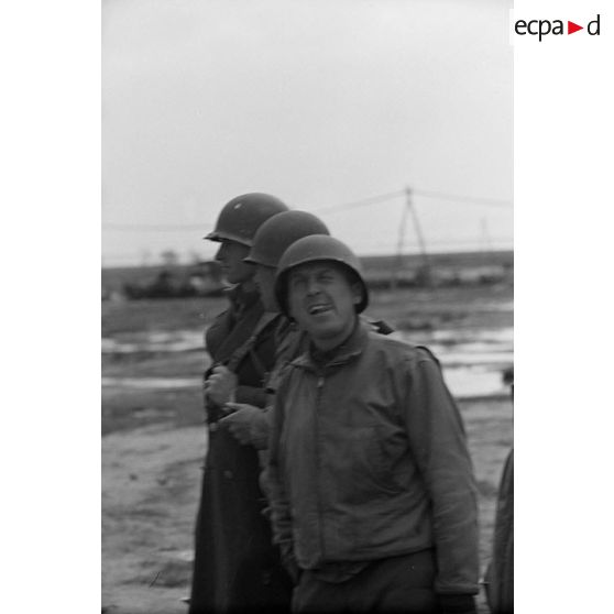 Evacuation de prisonniers américains par le terrain d'aviation d'El Aouina, ici des officiers attendent d'embarquer dans les avions Junkers-52.