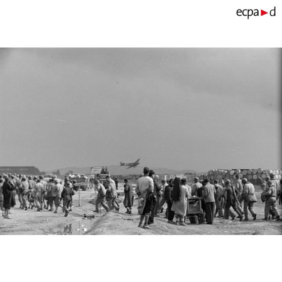 Evacuation de prisonniers américains par le terrain d'aviation d'El Aouina.