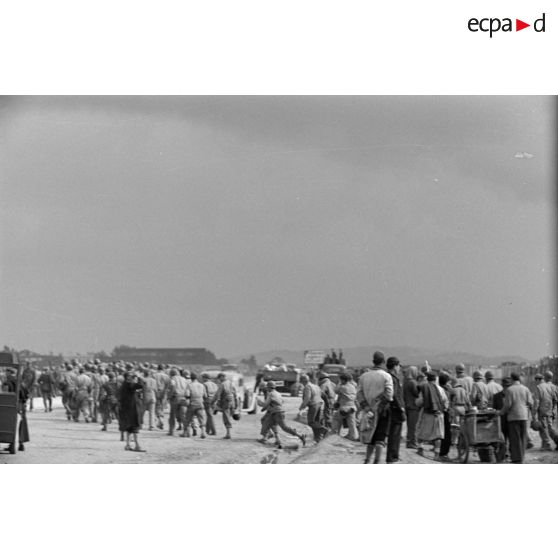 Evacuation de prisonniers américains par le terrain d'aviation d'El Aouina.