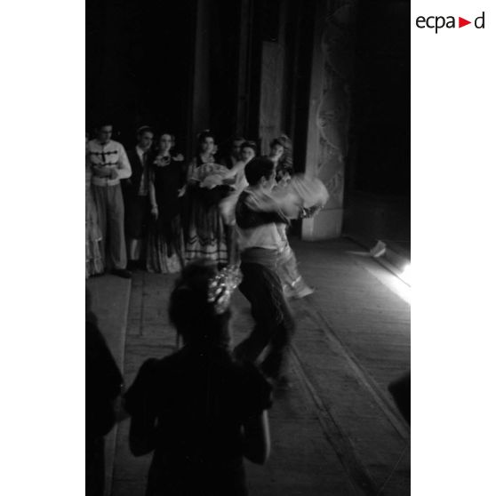 Un spectacle aux armées donné à Tunis ou dans une grande ville tunisienne.