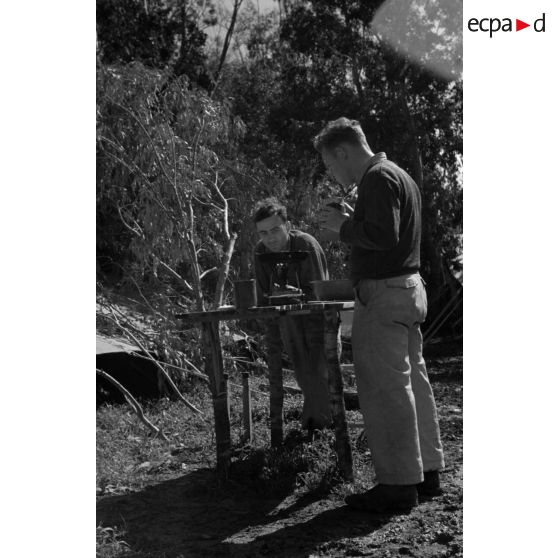 Des pilotes allemands et Italiens se préparent à manger non loin du terrain d'aviation d'El Aouina.