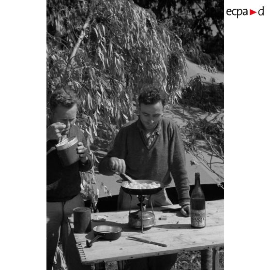 Des pilotes allemands et Italiens se préparent à manger non loin du terrain d'aviation d'El Aouina.