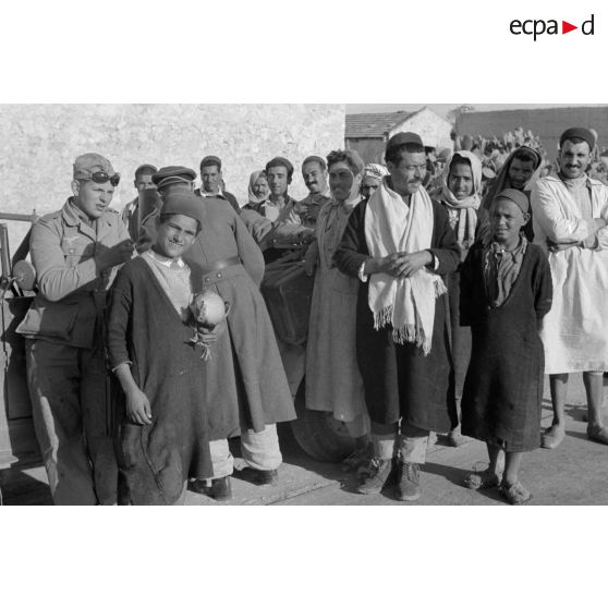 Dans le secteur de El Jem, les activités de la 6e compagnie de propagande de l'armée de l'air allemande auprès de la population tunisienne.