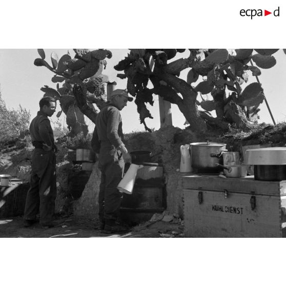 Préparation d'un repas au sein de l'unité de propagande de la Luftwaffe.