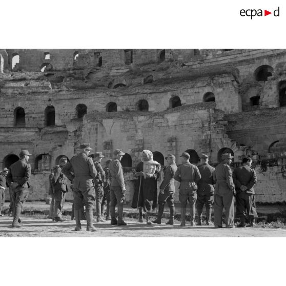 En Tunisie, la visite de l'amphithéâtre de El Jem.