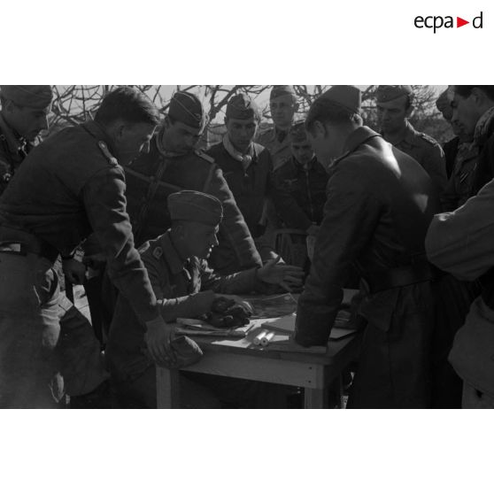 Le lieutenant (Oberleutnant) Fritz Schröter au milieu des pilotes de son groupe.