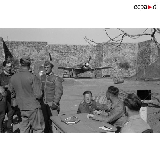 Le lieutenant (Oberleutnant) Fritz Schröter au milieu des pilotes de son groupe.