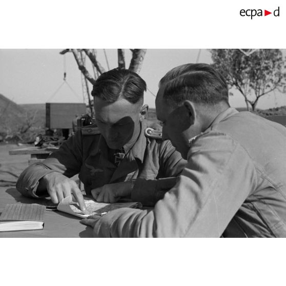 Le lieutenant (Oberleutnant) Fritz Schröter au milieu des pilotes de son groupe.