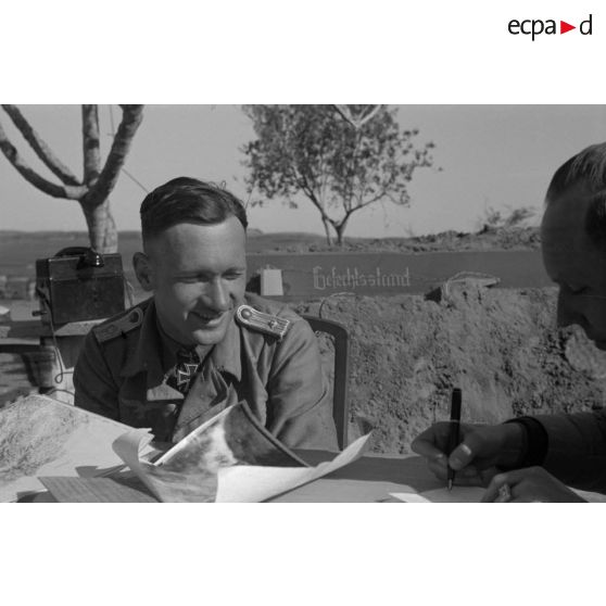 Le lieutenant (Oberleutnant) Fritz Schröter au milieu des pilotes de son groupe.