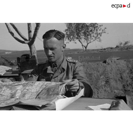 Le lieutenant (Oberleutnant) Fritz Schröter au milieu des pilotes de son groupe.