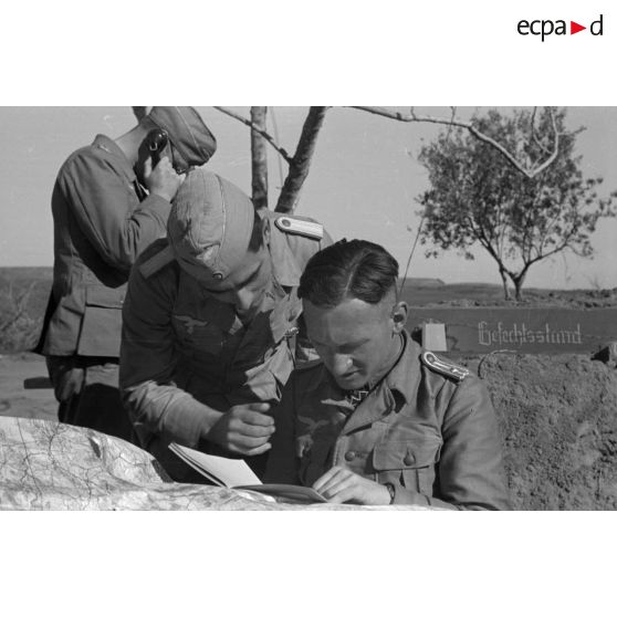Le lieutenant (Oberleutnant) Fritz Schröter au milieu des pilotes de son groupe.
