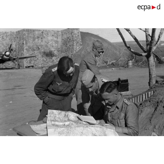 Le lieutenant (Oberleutnant) Fritz Schröter au milieu des pilotes de son groupe.