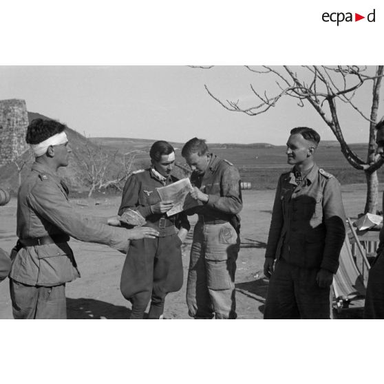 Le lieutenant (Oberleutnant) Fritz Schröter au milieu des pilotes de son groupe.