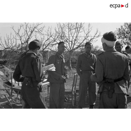 Le lieutenant (Oberleutnant) Fritz Schröter au milieu des pilotes de son groupe.