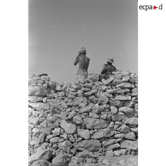 Poste d'observation de l'artillerie italienne de campagne au col d'Halfaya.