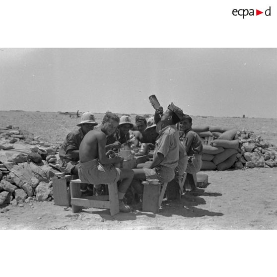 Artilleurs italiens voisins de notre 2e batterie du 1/33, pendant le repas.