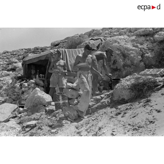Les artilleurs de la 2e batterie du Flak 1/33 au col Halfaya, habitations troglodytes où dorment les équipes, repas des artilleurs.