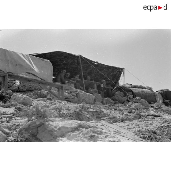 Les artilleurs de la 2e batterie du Flak 1/33 au col Halfaya, habitations troglodytes où dorment les équipes, repas des artilleurs.