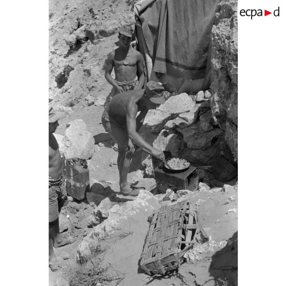 Les artilleurs de la 2e batterie du Flak 1/33 au col Halfaya, habitations troglodytes où dorment les équipes, repas des artilleurs.