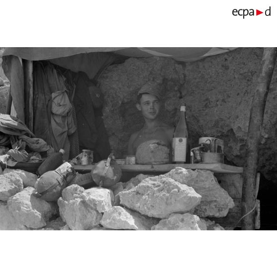 Les artilleurs de la 2e batterie du Flak 1/33 au col Halfaya, habitations troglodytes où dorment les équipes, repas des artilleurs.