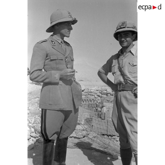 Offciers italiens de la batterie voisine, le lieutnenant Caretti, le lieutenant Pistarino, le lieutenant. Merlino, I. Batt. d'un régiment d'artillerie italien avec des canons de 7,5 cm.