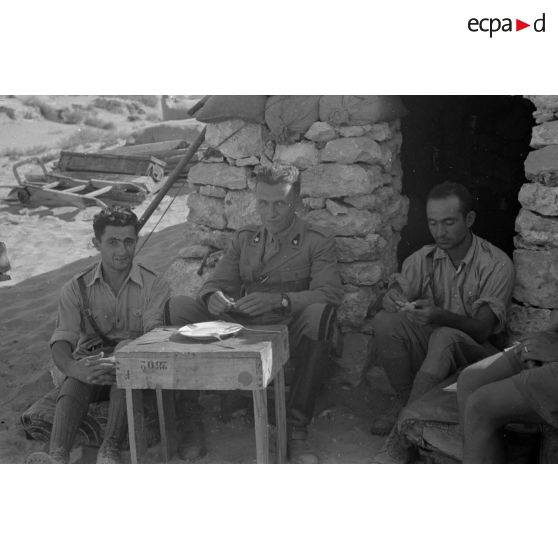 Offciers italiens de la batterie voisine, le lieutnenant Caretti, le lieutenant Pistarino, le lieutenant. Merlino, I. Batt. d'un régiment d'artillerie italien avec des canons de 7,5 cm.