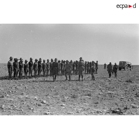 Inspection du chef de corps Italien Gen. Manca von Mores, commandant de l’artillerie italienne en Libye.