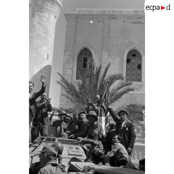 A Benghazi, groupes de civils et de jeunes Italiens en compagnie de soldats allemands.