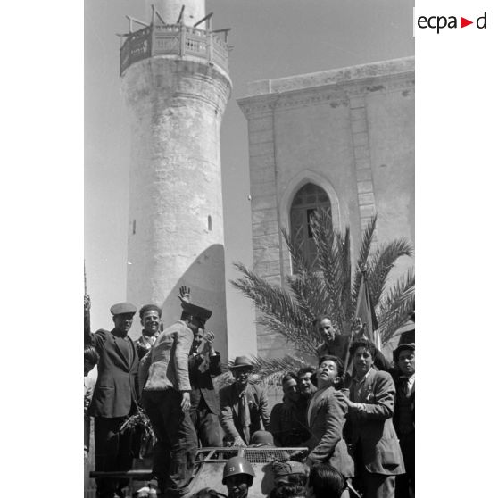 A Benghazi, groupes de civils et de jeunes Italiens en compagnie de soldats allemands.