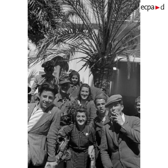 A Benghazi, un groupe de civils et de militaires italiens entoure un soldat allemand.