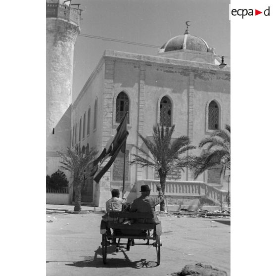 Carriole tirée par une mule dans les rues de Benghazi.