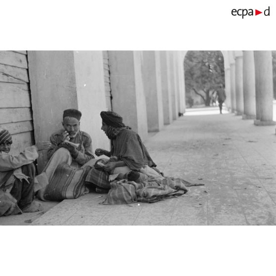 Libyens dans une rue de Benghazi.