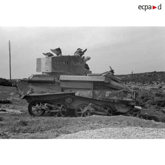 Un char britannique Vickers Mark-V détruit baptisé Churchill et immatriculé T22666.